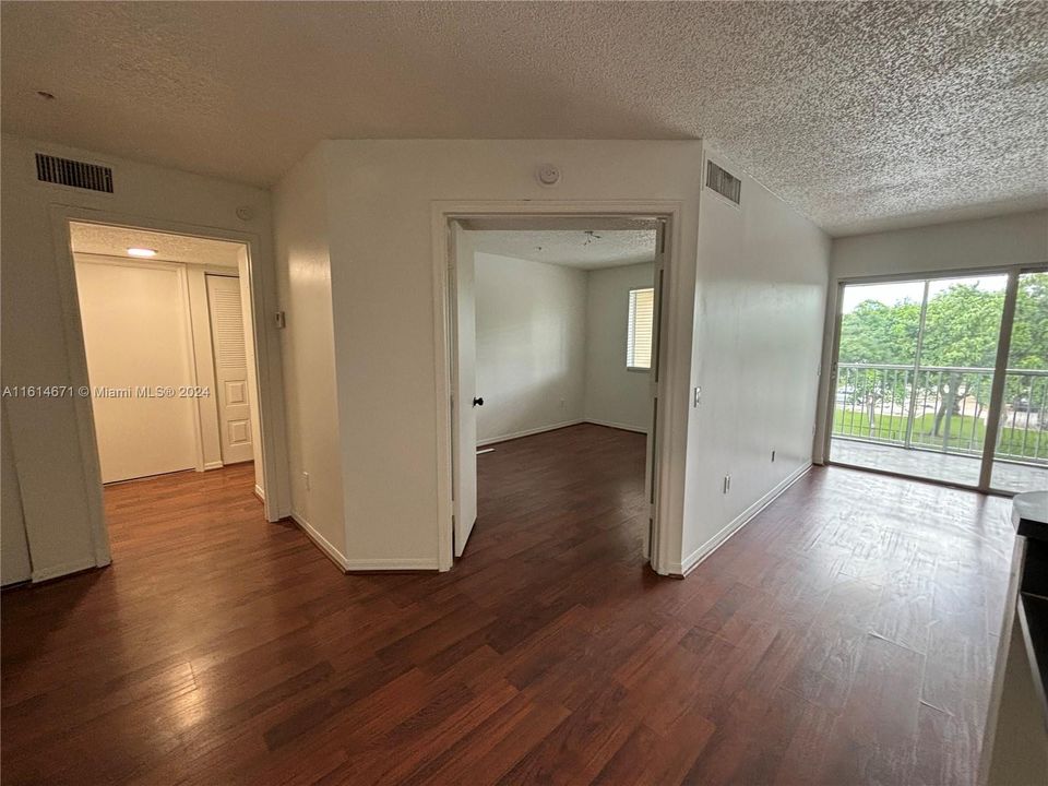 For Rent: $2,175 (2 beds, 1 baths, 838 Square Feet)