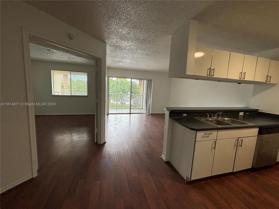 For Rent: $2,175 (2 beds, 1 baths, 838 Square Feet)