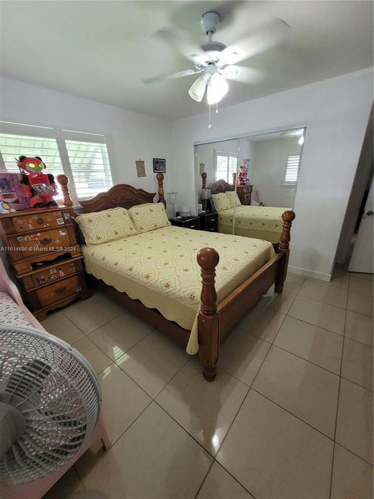 For Sale: $250,000 (2 beds, 1 baths, 910 Square Feet)