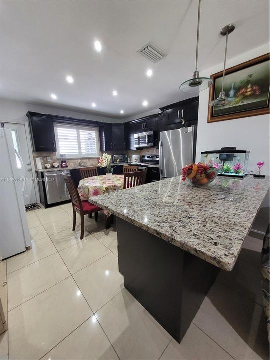 En Venta: $250,000 (2 camas, 1 baños, 910 Pies cuadrados)