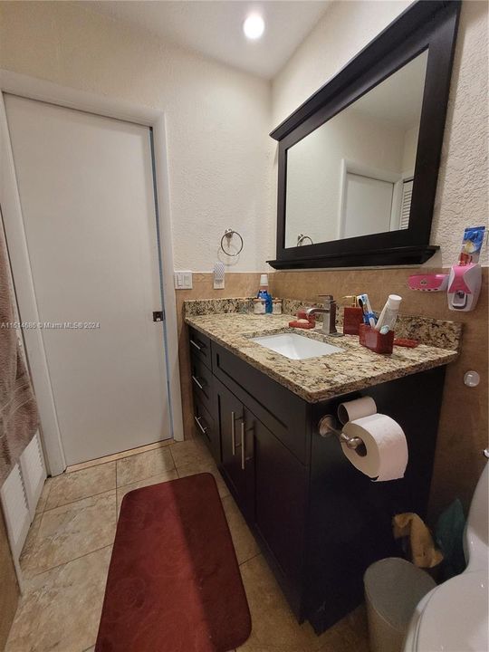 For Sale: $250,000 (2 beds, 1 baths, 910 Square Feet)