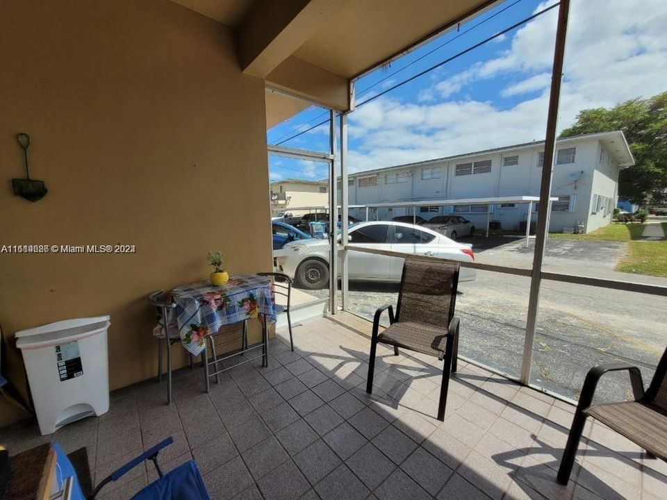 For Sale: $250,000 (2 beds, 1 baths, 910 Square Feet)