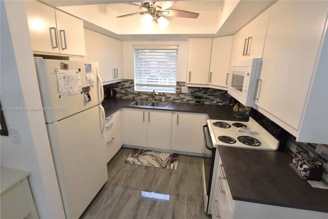 For Sale: $135,000 (1 beds, 1 baths, 662 Square Feet)