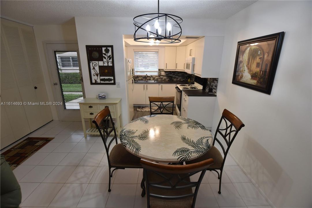 For Sale: $135,000 (1 beds, 1 baths, 662 Square Feet)