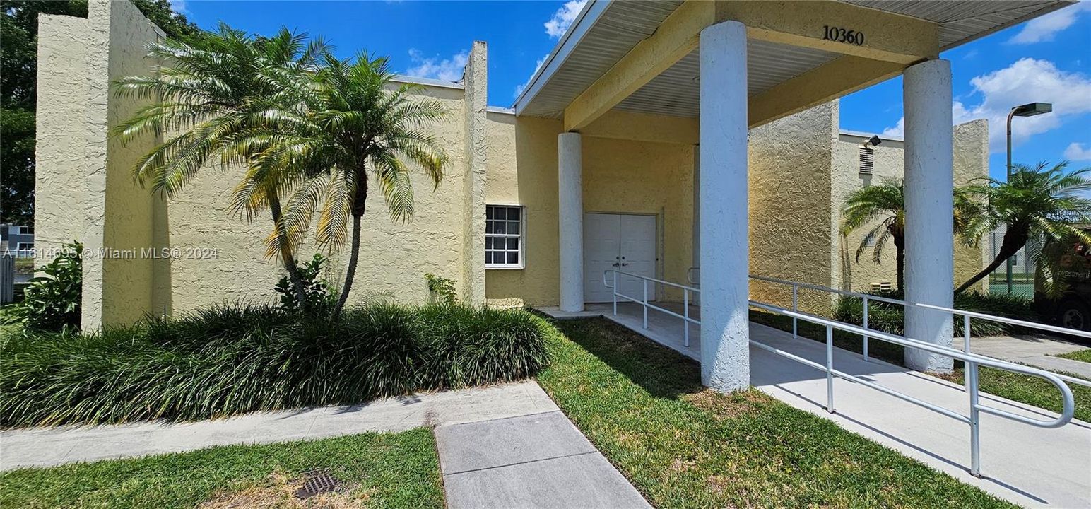 For Sale: $275,000 (2 beds, 2 baths, 940 Square Feet)