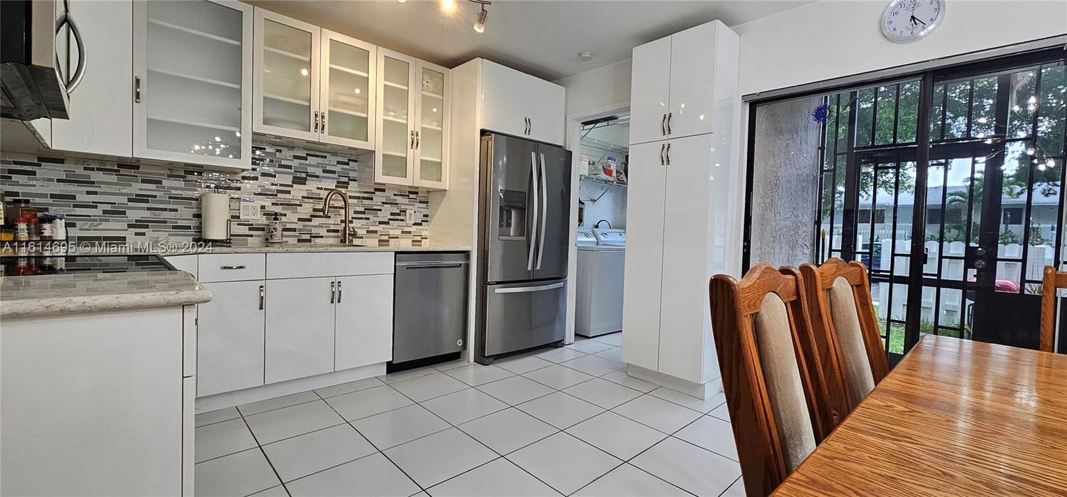For Sale: $275,000 (2 beds, 2 baths, 940 Square Feet)