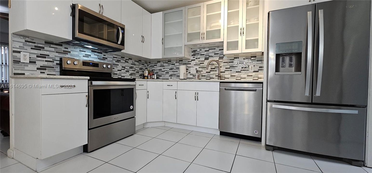 For Sale: $275,000 (2 beds, 2 baths, 940 Square Feet)