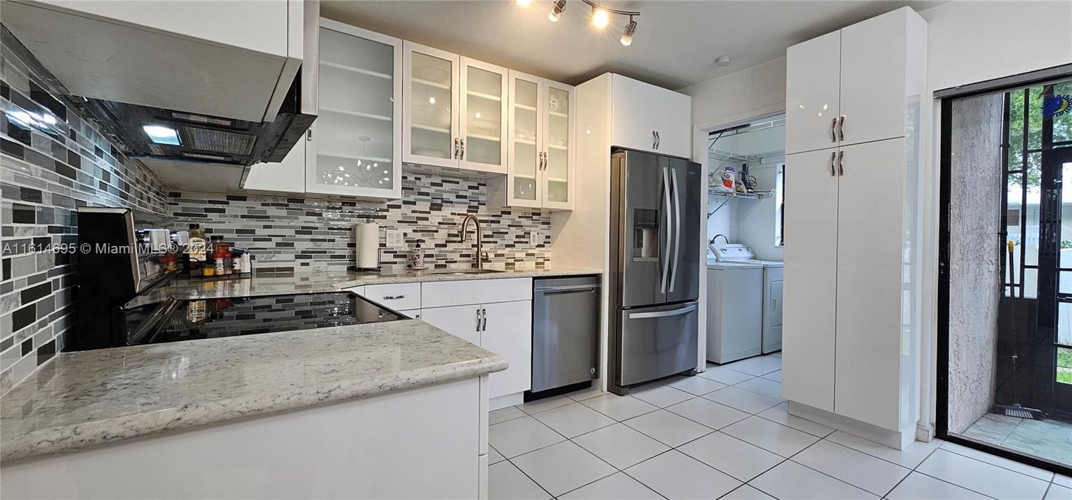 For Sale: $275,000 (2 beds, 2 baths, 940 Square Feet)