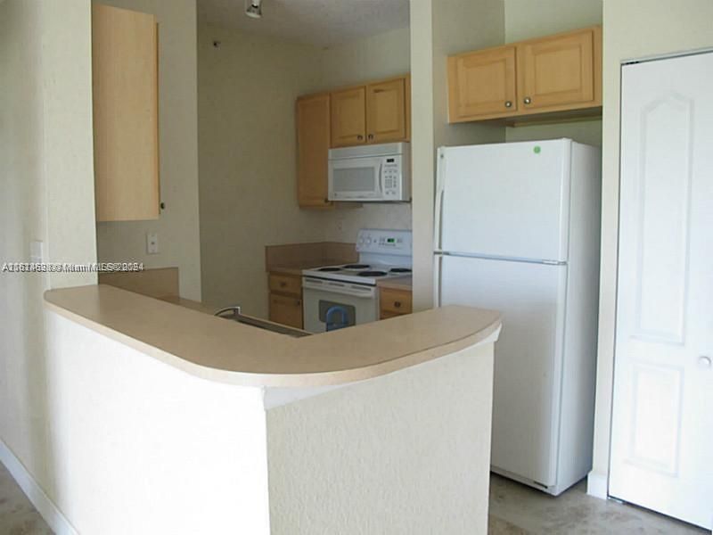 For Sale: $334,900 (1 beds, 1 baths, 652 Square Feet)