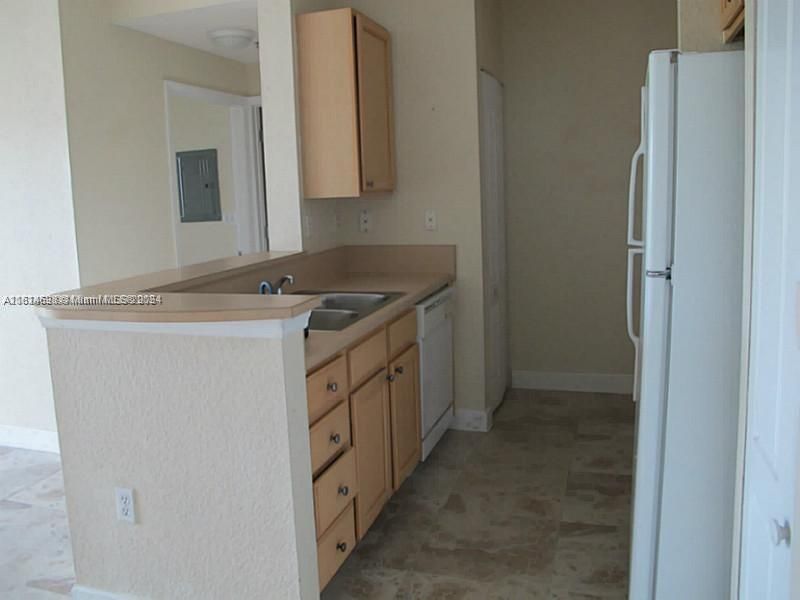 For Sale: $334,900 (1 beds, 1 baths, 652 Square Feet)