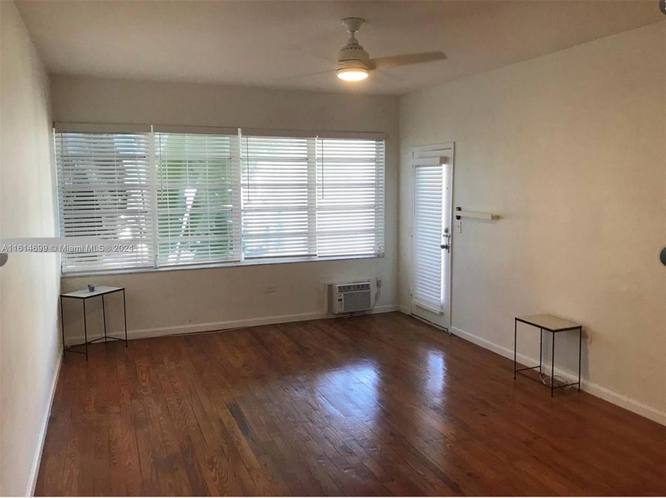 For Sale: $295,000 (1 beds, 1 baths, 750 Square Feet)