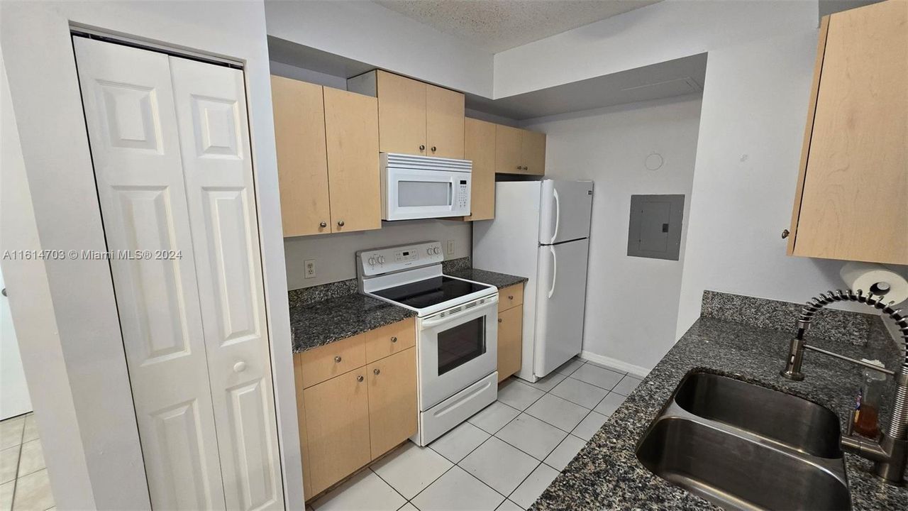 For Rent: $2,700 (2 beds, 2 baths, 1080 Square Feet)