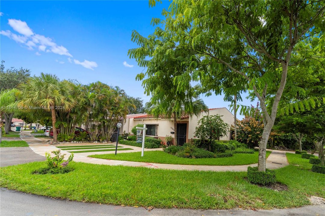 For Sale: $620,000 (2 beds, 2 baths, 1305 Square Feet)