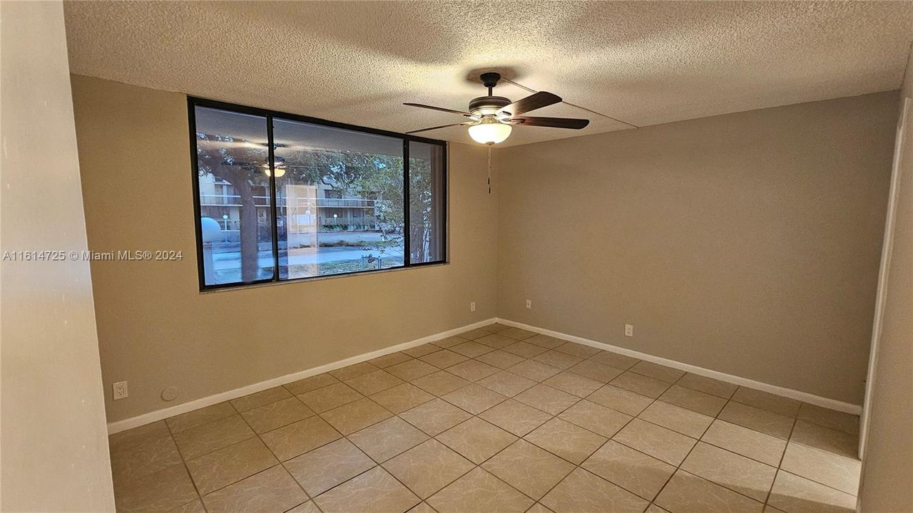 For Sale: $194,900 (1 beds, 1 baths, 740 Square Feet)