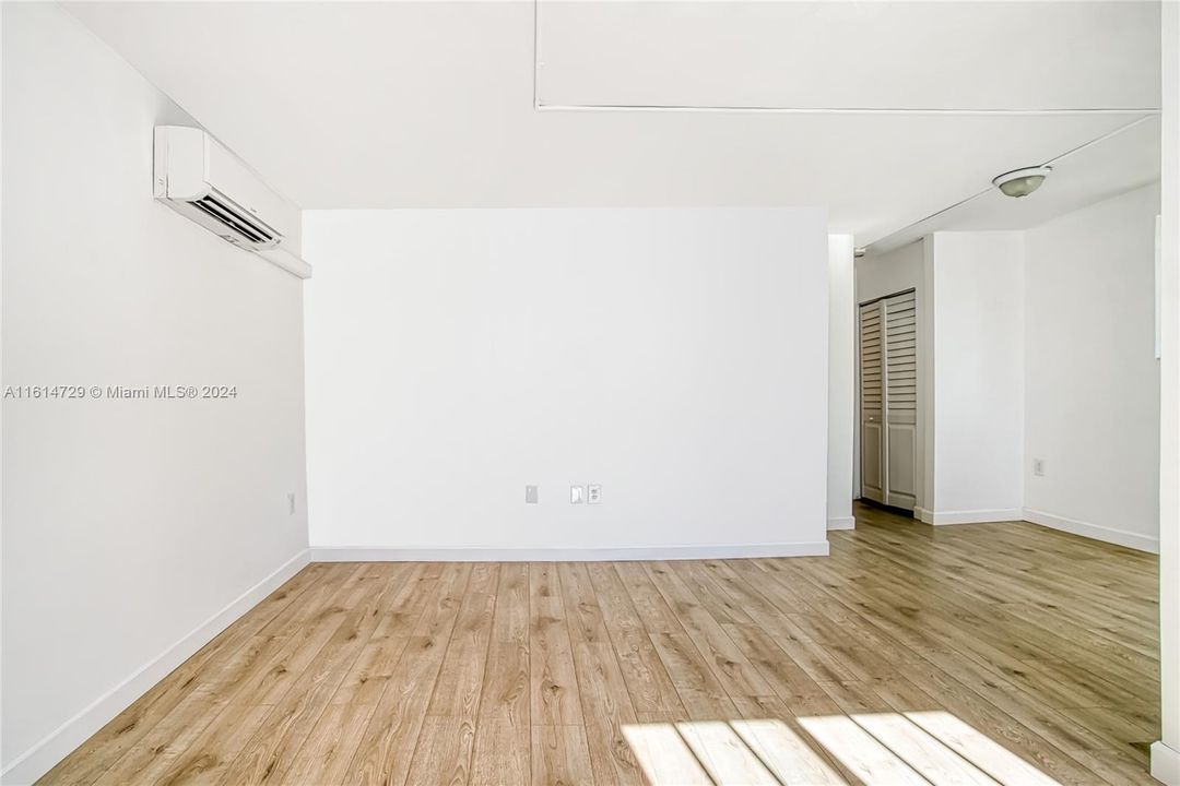 Active With Contract: $1,500 (1 beds, 1 baths, 603 Square Feet)