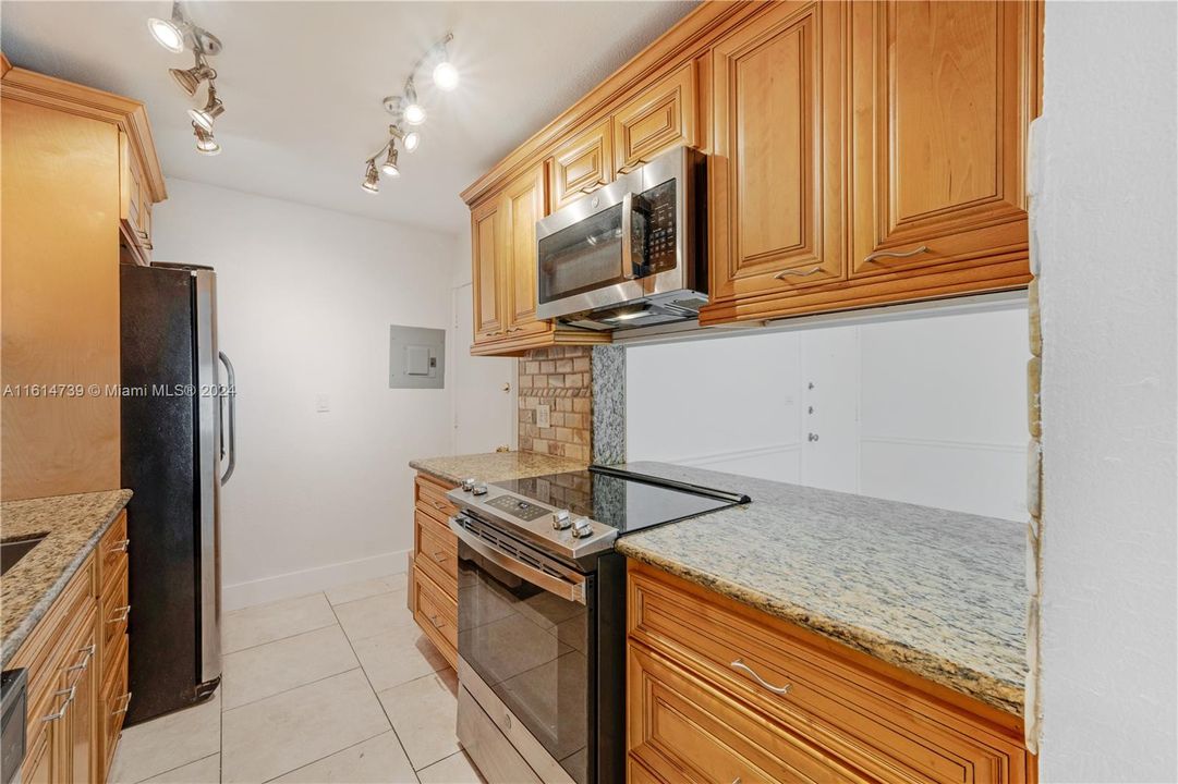 For Sale: $270,000 (2 beds, 2 baths, 763 Square Feet)