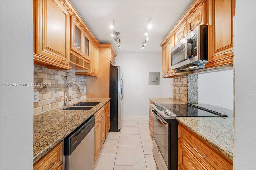 For Sale: $270,000 (2 beds, 2 baths, 763 Square Feet)