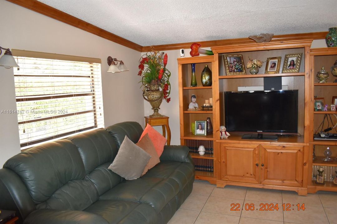 For Sale: $465,000 (3 beds, 2 baths, 1125 Square Feet)