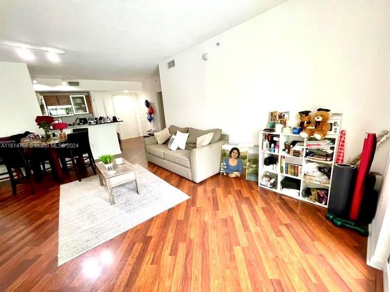 For Rent: $2,400 (1 beds, 1 baths, 828 Square Feet)