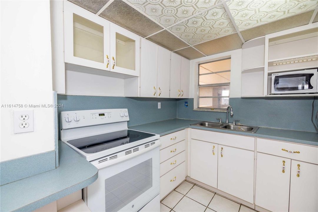 For Sale: $299,000 (2 beds, 2 baths, 1026 Square Feet)