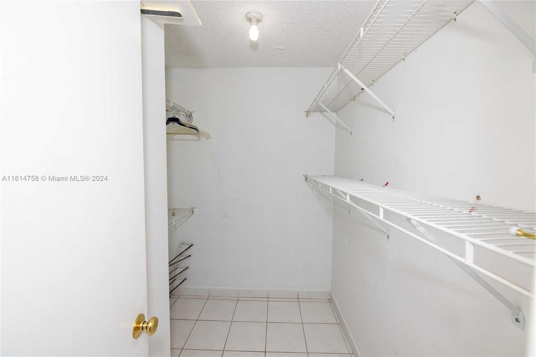 For Sale: $299,000 (2 beds, 2 baths, 1026 Square Feet)