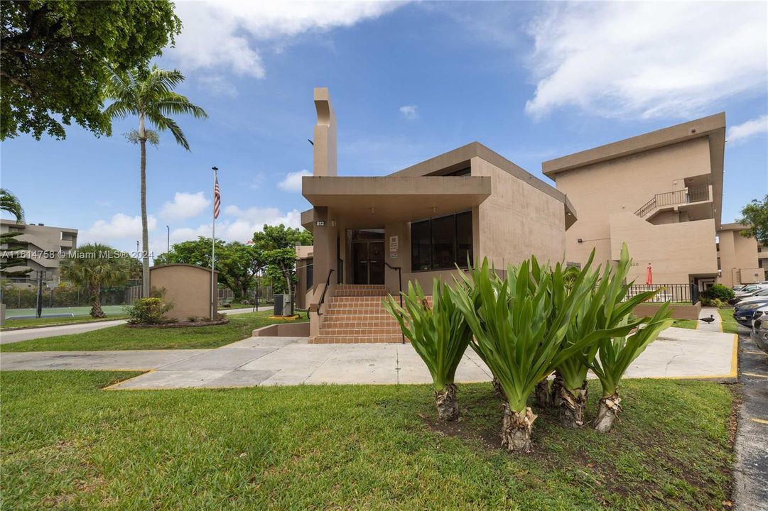 For Sale: $299,000 (2 beds, 2 baths, 1026 Square Feet)