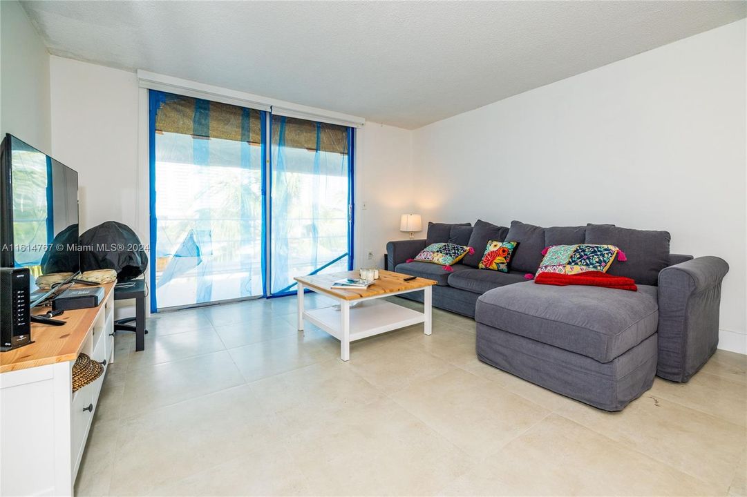 For Sale: $340,000 (2 beds, 2 baths, 1110 Square Feet)