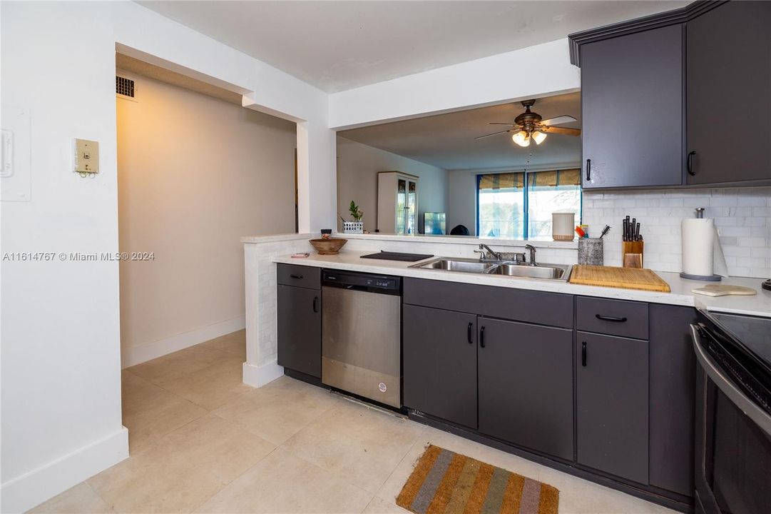 For Sale: $340,000 (2 beds, 2 baths, 1110 Square Feet)