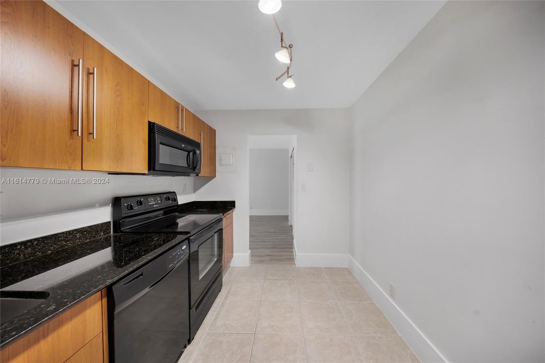 For Rent: $2,450 (1 beds, 1 baths, 906 Square Feet)
