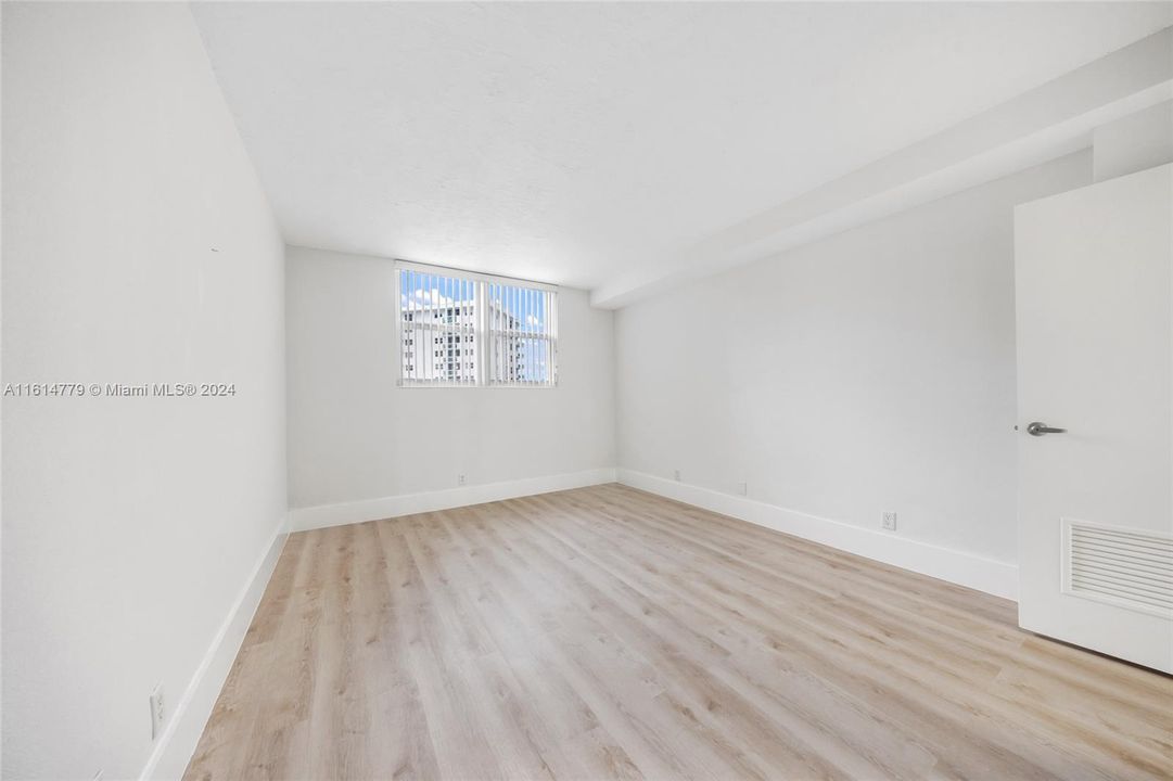 For Rent: $2,450 (1 beds, 1 baths, 906 Square Feet)