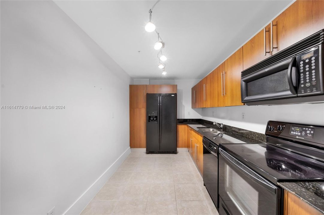 For Rent: $2,450 (1 beds, 1 baths, 906 Square Feet)