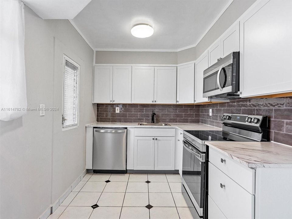 For Sale: $350,000 (2 beds, 2 baths, 1083 Square Feet)