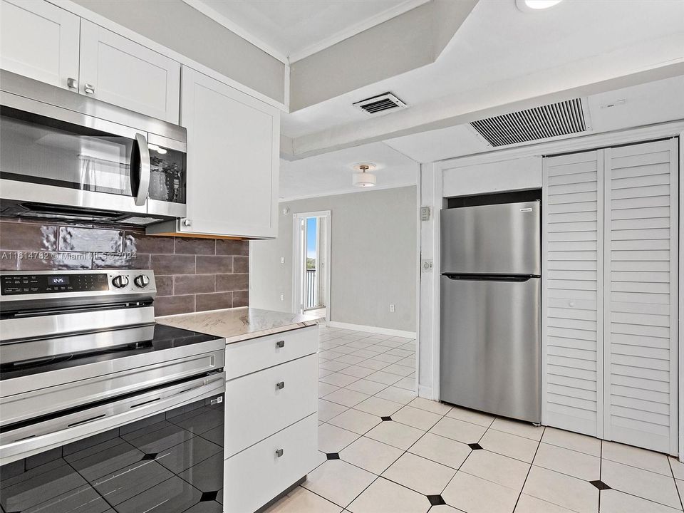 For Sale: $350,000 (2 beds, 2 baths, 1083 Square Feet)