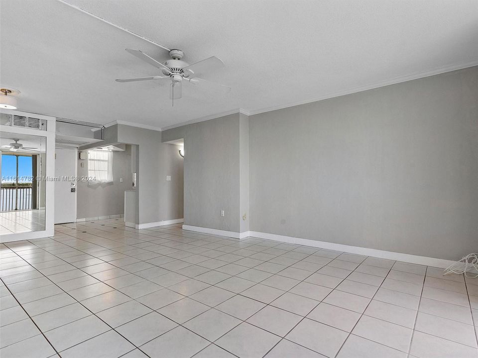 For Sale: $350,000 (2 beds, 2 baths, 1083 Square Feet)