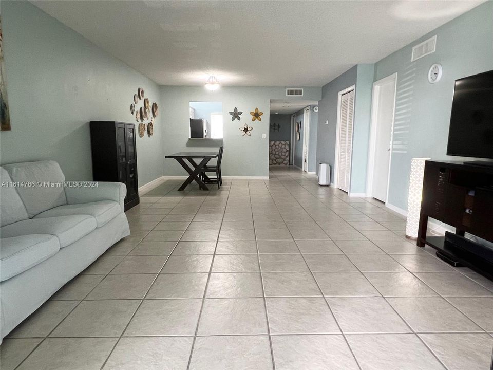 For Sale: $348,000 (2 beds, 2 baths, 1220 Square Feet)