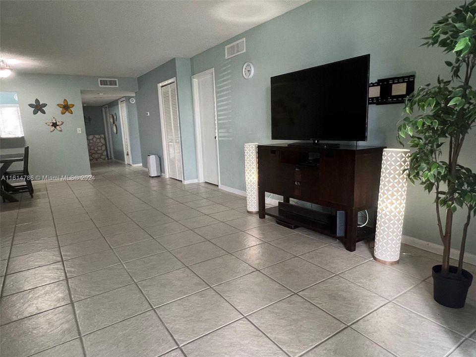 For Sale: $348,000 (2 beds, 2 baths, 1220 Square Feet)