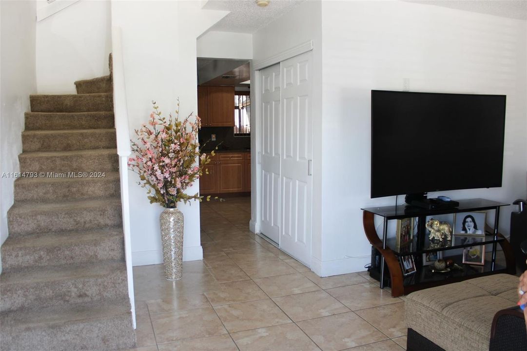 For Sale: $350,000 (2 beds, 2 baths, 920 Square Feet)