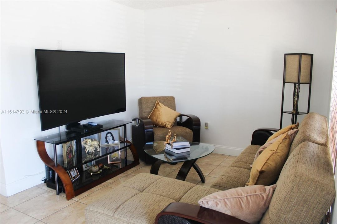 For Sale: $350,000 (2 beds, 2 baths, 920 Square Feet)