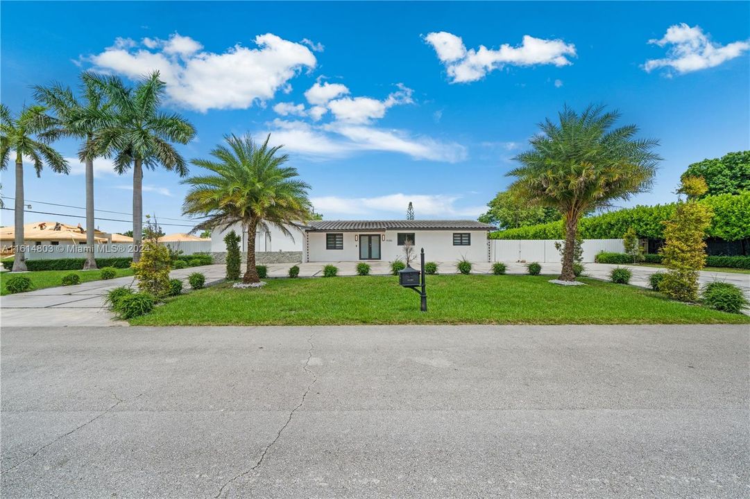 For Sale: $825,000 (3 beds, 2 baths, 1552 Square Feet)