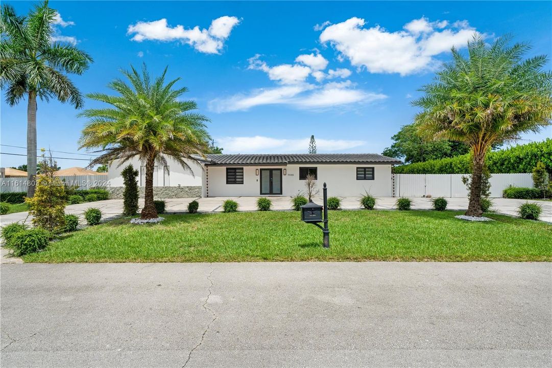 For Sale: $825,000 (3 beds, 2 baths, 1552 Square Feet)