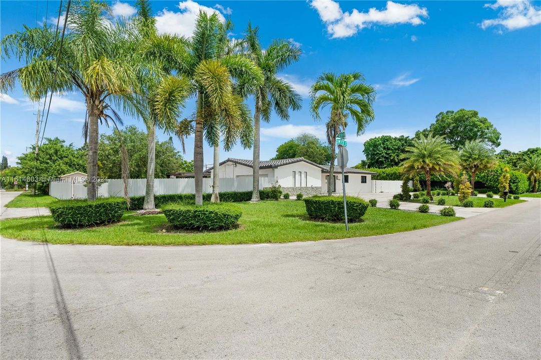 For Sale: $825,000 (3 beds, 2 baths, 1552 Square Feet)