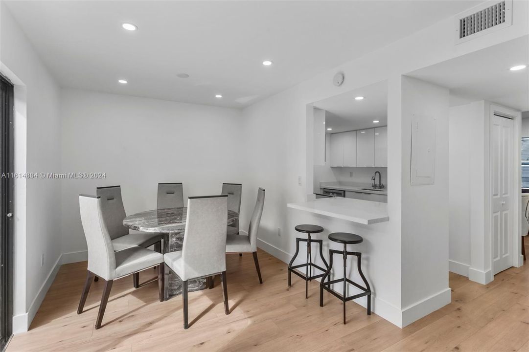 For Sale: $485,000 (2 beds, 2 baths, 1007 Square Feet)