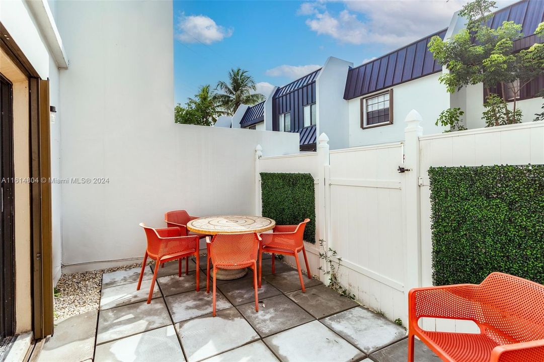 For Sale: $485,000 (2 beds, 2 baths, 1007 Square Feet)