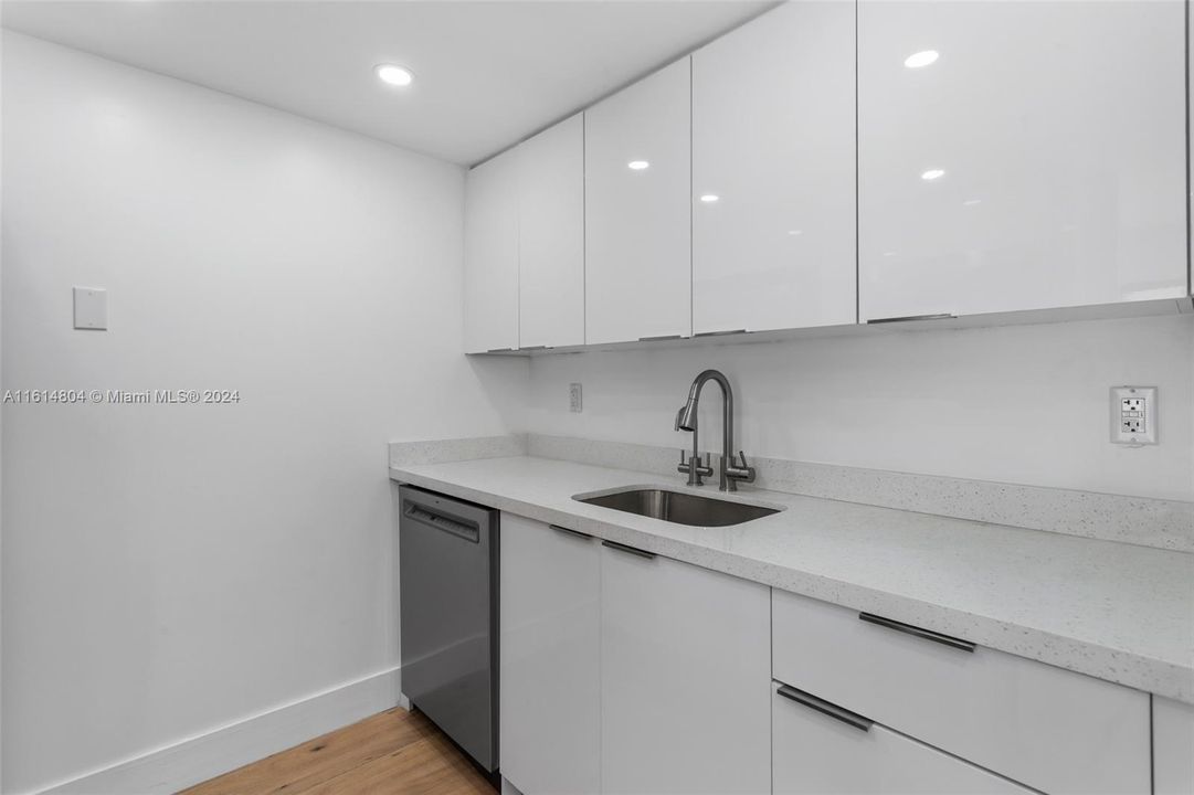 For Sale: $485,000 (2 beds, 2 baths, 1007 Square Feet)