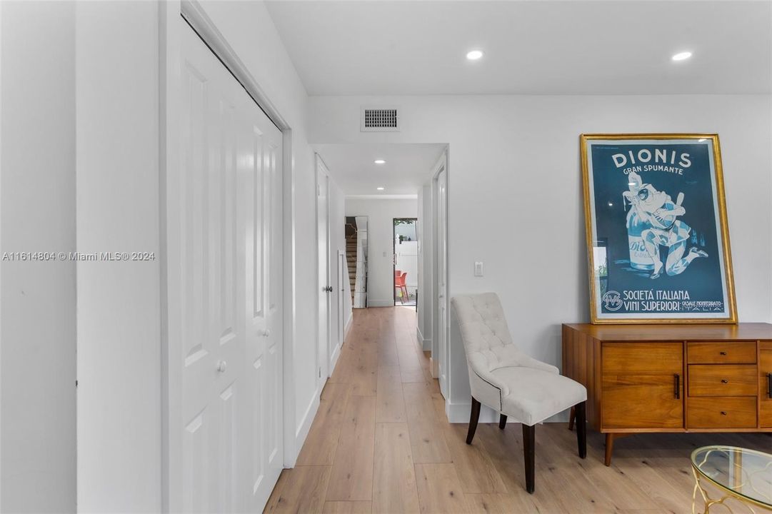 For Sale: $485,000 (2 beds, 2 baths, 1007 Square Feet)