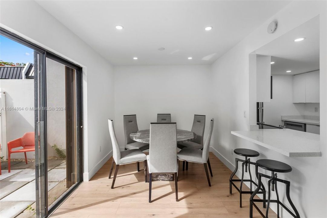 For Sale: $485,000 (2 beds, 2 baths, 1007 Square Feet)