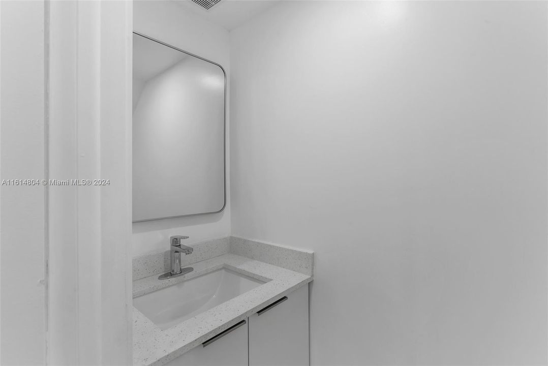 For Sale: $485,000 (2 beds, 2 baths, 1007 Square Feet)