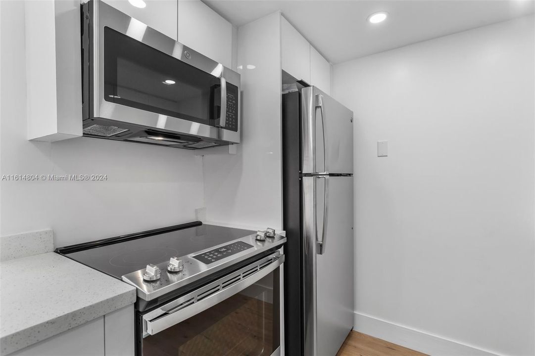 For Sale: $485,000 (2 beds, 2 baths, 1007 Square Feet)