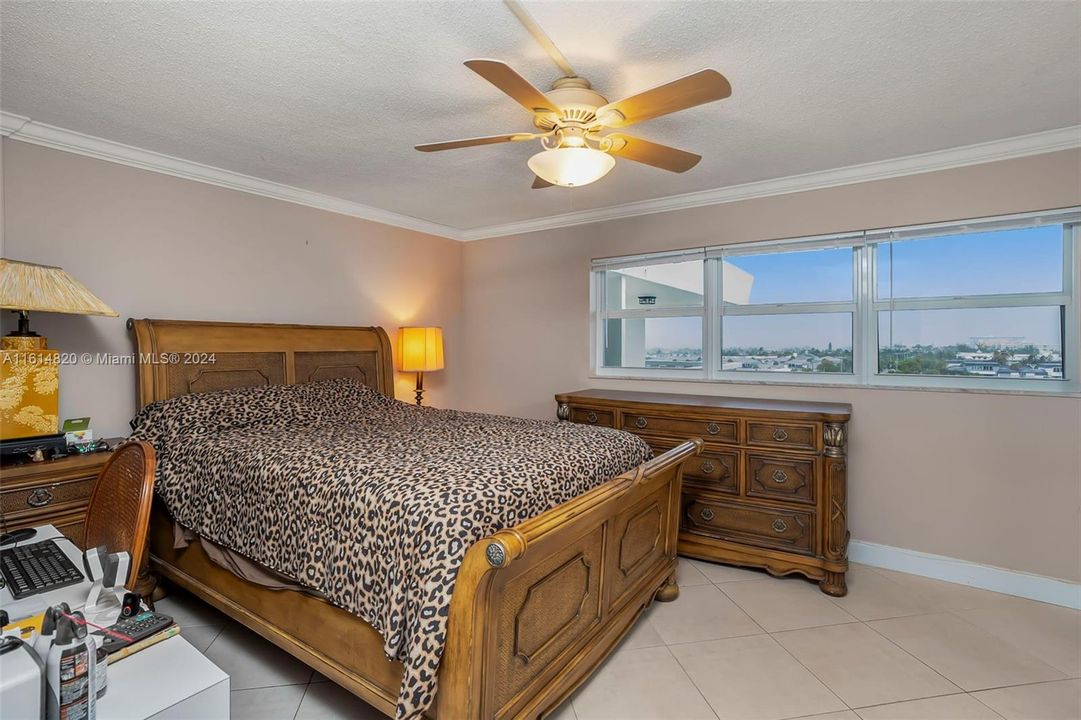 For Sale: $450,000 (1 beds, 1 baths, 653 Square Feet)