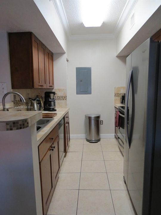 For Rent: $2,100 (1 beds, 1 baths, 810 Square Feet)